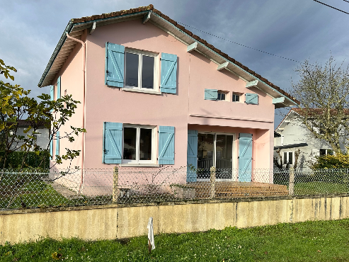 Intérieur rénové, quartier calme et nature à deux pas du lac