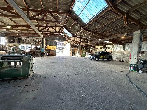 Maison à rénover + local commercial loué et hangar