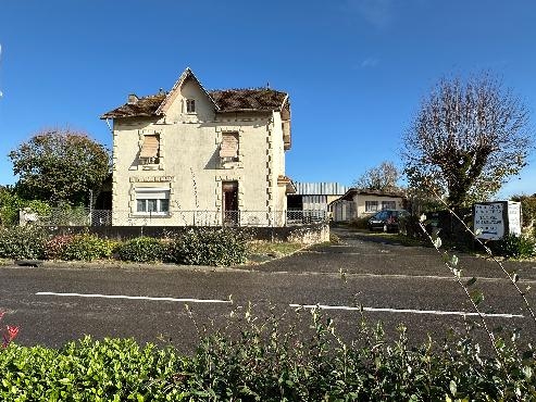 Maison à rénover + local commercial loué et hangar