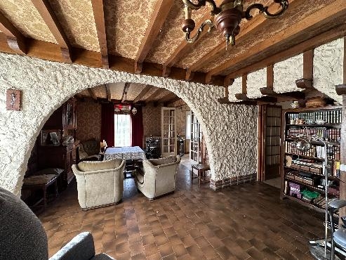 Maison à rénover + local commercial loué et hangar