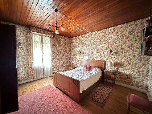 Maison à rénover + local commercial loué et hangar