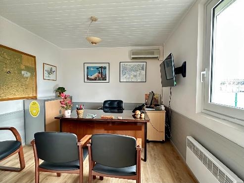 Maison à usage commercial et habitation