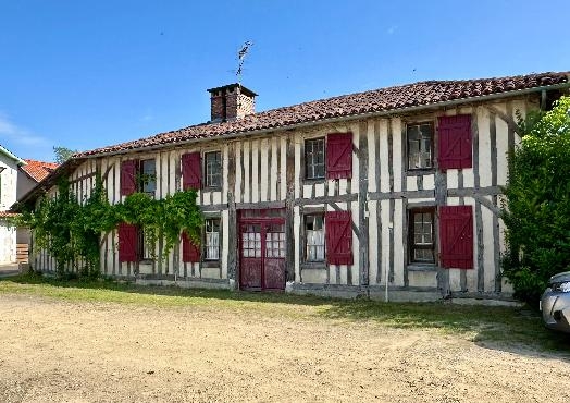 Maison landaise typique en bordure de ruisseau