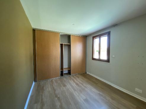 Située à deux pas des commerces, services et espaces verts