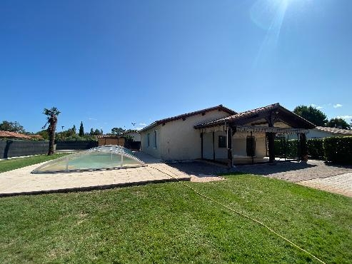 Située à deux pas des commerces, services et espaces verts