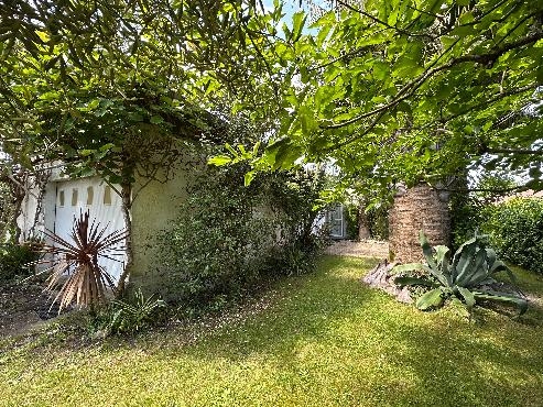 Une atmosphère dépaysante et exotique entoure cette maison