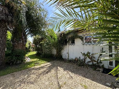 Une atmosphère dépaysante et exotique entoure cette maison