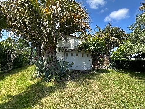 Une atmosphère dépaysante et exotique entoure cette maison